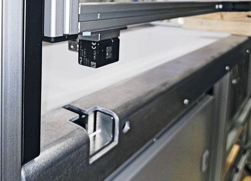 Außer dem Schließelement (schwarz, obere Bildmitte) tritt die kompakte Sicherheitszuhaltung PSENmlock mini von Pilz nicht in Erscheinung. Sie ist komplett in den waagrechten Profilrahmen integriert. (Bild: testFAC42)