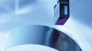 Laser-Distanzsensoren von Baumer gibt es in Fokusbereich-Varianten ab 0,7 µm Auflösung mit einer Wiederholgenauigkeit von 0,1 µm und einer max. Messdistanz von 70 mm. Bei einer Distanz bis 1.000 mm liegt die Auflösung bei 8 µm bei einer Wiederholgenauigkeit von 2 µm. (Baumer)