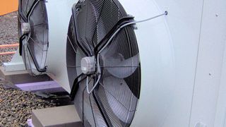 Blick auf ein externes Vomat-Kühlsystem für die nachhaltige KSS-Filterung und -Temperierung in einem Schleifbetrieb. (Bild: Vomat)