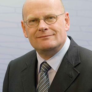 „Unsere Mitgliedsunternehmen stehen mit REACH und GHS vor großen Herausforderungen, die erheblichen Einfluss auf die unmittelbare Basis ihres Geschäftserfolges haben. Der VCI wird alles tun, um seine Mitgliedsunternehmen bei der Umsetzung der neuen Regelungen zu unterstützen“, sagte Dr. Gerd Romanowski, Leiter der Abteilung Wissenschaft, Technik und Umwelt im Verband der Chemischen Industrie (VCI). 