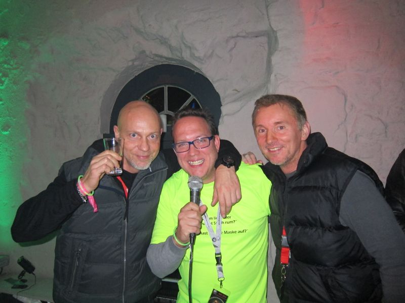 (v. l.) Oliver Schmidt, MS-Tech, mit dem DJ des Abends Stefan Knerrich, APC, und Andreas Henschke, Lasxmex (Bild: IT-BUSINESS)