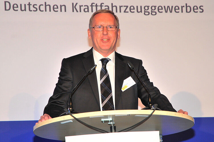 Die Nürnberger Versicherung unterstützt den Bundesbildungspreis von Anfang an. Und so war es deren Vertreter Bernhard Heusl vorbehalten, den Sieger bekanntzugeben. (Foto: Schmidt)