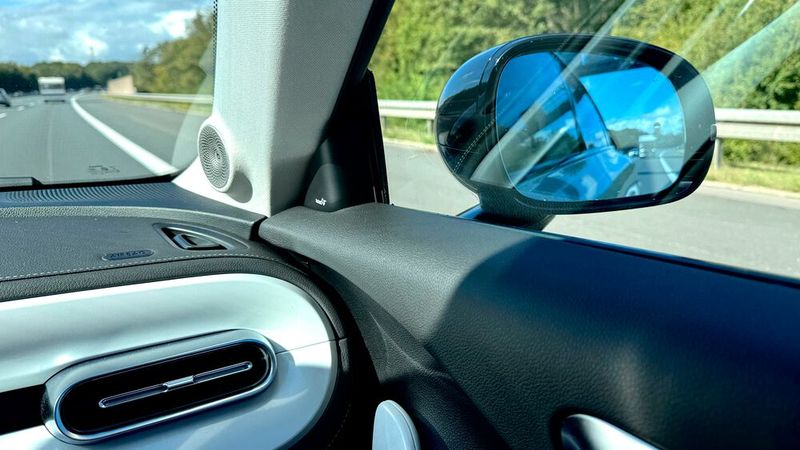 ... generieren unschöne Spiegelungen. Beispielsweise reflektiert der Luftausströmer in der Seitenscheibe und stört die Rücksicht. (Bild: Rosenow – VCG)