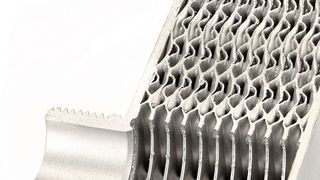 Blick ins Innere des Alfanova: Zwei Medien fließen auf den beiden Seiten von dünnen gewellten Edelstahlplatten. Der Gegenstrom ermöglicht eine effiziente Wärmeentnahme auch bei extrem geringen Temperaturunterschieden. (Bild: Alfa Laval)