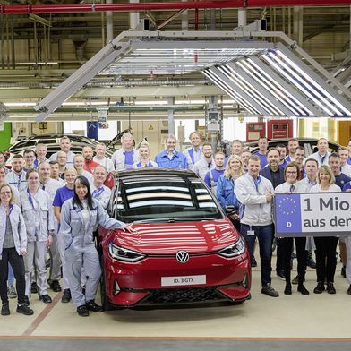 Vor rund einem Jahr feierten die Menschen im VW-Werk Zwickau das einmillionste E-Fahrzeug aus dem Werk. (Bild: Volkswagen)