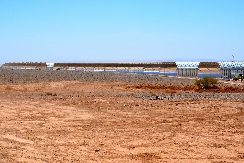 Bild 6: Das Kraftwerksareal ist über 30 Hektar groß. Insgesamt werden drei CSP - Kraftwerke und ein PV – Kraftwerke gebaut. (Bild: Dr. Thomas Isenburg)