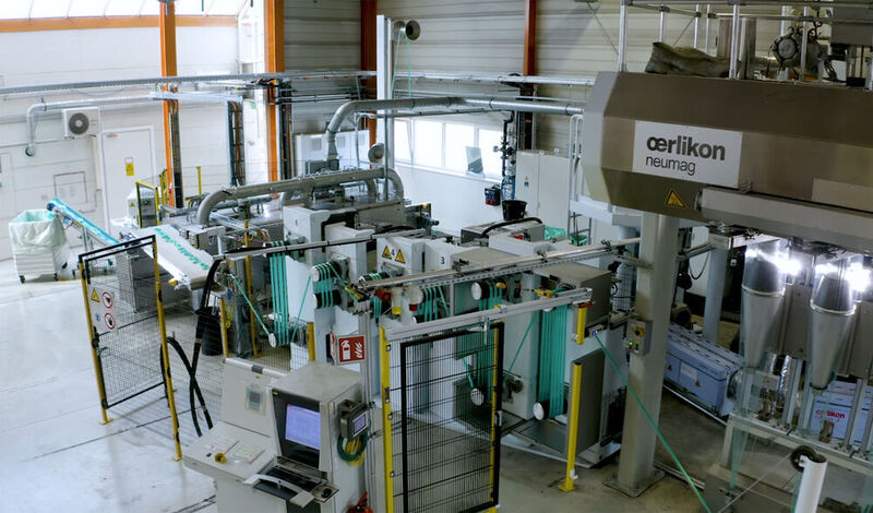 At the technical service centre of IFG Asota in Linz, Austria, trials are carried out with frequently changing – also biobased – fibre recipes. The Dreyclean cleaning granulates contribute to unproblematic operation and reduce material losses during the machine start-up phase.  (IFG Asota)