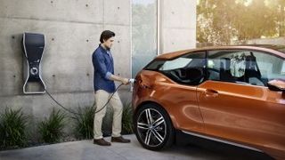 Schneider Electric unterstützt die Markteinführung der Elektroauto-Linie BMW i. (BMW)