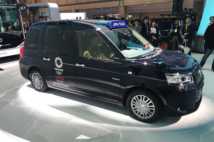 In verführerischem indigo-blau erstrahlt  in der Toyota-Markenhalle das neue Japan-Taxi. (Stefan Grundhoff)