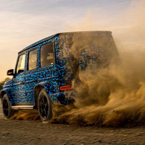 Sensoren spüren, wenn ein Rad zum Durchdrehen neigt.(Bild:  Mercedes-Benz)