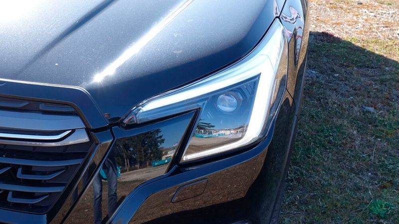 6. Das Design: Mit der Modellpflege 2022 hielten neu geformte Scheinwerfer Einzug in die Forester-Front. Sie sollen laut Subaru an Adleraugen erinnern; die C-förmigen LED-Tagfahrleuchten hingegen seien eine Reminiszenz an die Kolbenform von
Boxermotoren. Nun ja. (Rosenow/»kfz-betrieb«)