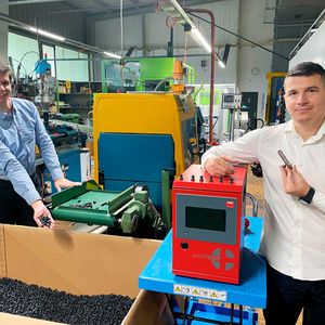 Die smartfill-Düse hat sich als zuverlässig und auch servicefreundlich gezeigt, auch was ihre Reinigung betrifft. Dies können Jörg Bruder (links) und Memo Ljatifi von Kunststoffwerk Buchs bestätigen. Hier bei der Produktion von Schlauchelementen der Marke maxiflex.(Bild:  Meusburger)