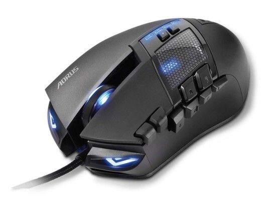 Red Dot Award 2015 - MMO-Gaming-Maus Aorus Thunder M7 von Hersteller Gigabyte: Das intuitive Makrotastenlayout der Gaming-Maus Thunder M7 wurde so konstruiert, dass jede Taste im richtigen Moment präzise betätigt werden kann. Dies ist gerade im Gaming-Bereich von Vorteil, wo exakte, schnelle Befehle unabdingbar sind. Zusätzlich bietet die ergonomische Anordnung auch bei längeren Spielesessions einen umfassenden Komfort. Mit ihrem von einem Sportwagen inspirierten Design und der schlichten Linienführung unterstreicht die Maus das Spieleerlebnis. Besonders die Nachbildung eines V8-Motors mit einer transparenten Haube ist ein attraktiver optischer Akzent. Ihr Gaming-Lasersensor unterstützt eine Auflösung von bis zu 8.200 dpi und 150 ips Erkennungsgeschwindigkeit. (Red Dot)