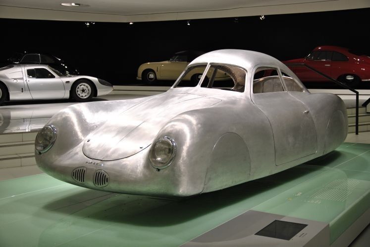 Der erste Porsche: Karosserie des berühmten Berlin-Rom-Wagens. Der war im Prinzip ein „umgestrickter“ Käfer und sollte 1939 für Furore bei der Fernfahrt von Berlin nach Rom sorgen. (Foto: Dominsky)