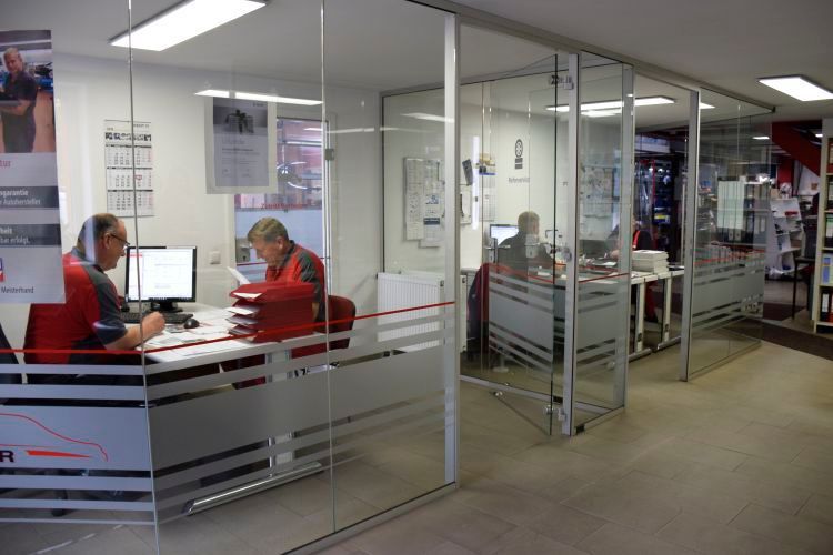 Die Serviceberater betreuen ihre Kunden an ihren separaten Arbeitsplätzen. (Bild: Rubbel)