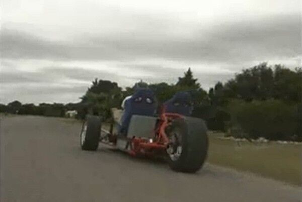 Probefahrt: Gerd Krysztopik mit seinem EZ-EV auf der Straße (Bild: ZWheelz)