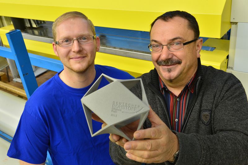 Marcel Hofmann und Bernd Gulich vom Sächsischen Textilforschungsinstitut e.V. (STFI) mit dem Deutschen Rohstoffeffizienz-Preis 2013. (Bild: STFI)