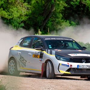 Der Markenpokal findet im Rahmen konventioneller Rallyes statt, hat sein eigenes Reglement und fährt nicht jede Wertungsprüfung (WP) mit, die die Verbrenner absolvieren müssen.(Bild:  Opel)