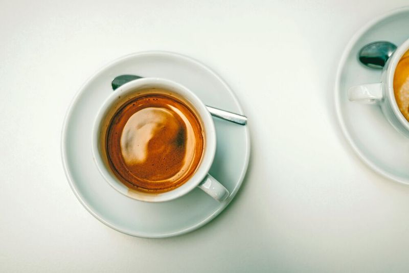 Platz 4: Vollmundiger Genuss – Der Caffè Crema Genauso viele Deutsche greifen zum Caffè Crema wie zum Latte Macchiato, nämlich 31%. Der Caffè Crema ist eine italienische Kaffeespezialität, die durch ihre samtige Crema auf der Oberfläche besticht. Er wird ähnlich wie ein Espresso zubereitet, jedoch mit einer größeren Menge Wasser, was ihm einen vollmundigen, aber weniger intensiven Geschmack verleiht.  Lesetipp: Kanzerogenes Acrylamid: Kaffee im Qualitätscheck< a>  (Bild: frei lizenziert/ Rob Wicks)