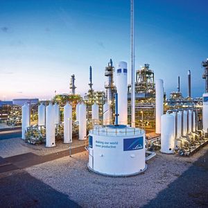 Für die Industrie ist Wasserstoff ein wichtiger Rohstoff. Derzeit verbraucht die Branche einen
überwiegenden Teil der H2-Produktion. Mit der Separation von Wasserstoff aus Erdgasströmen bietet Linde eine effiziente Lösung, große H2-Mengen für die Industrie bereitzustellen und einen maßgeblichen Beitrag zur Dekarbonisierung dieser Branche zu leisten