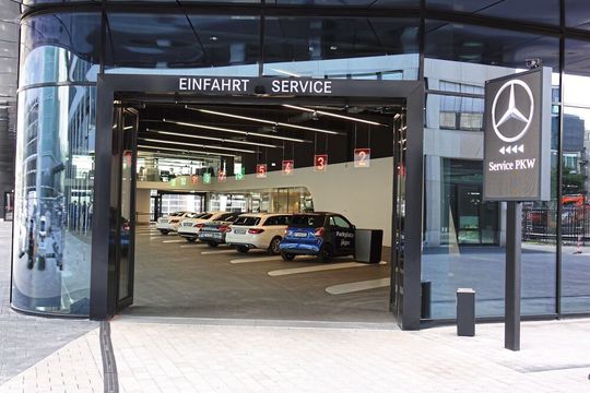 Die Serviceannahme findet in der überdachten Service-Lane statt. Hier stehen elf Parkplätze zur Verfügung.(Bild:  Rosenow/»kfz-betrieb«)