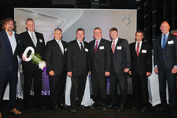 Hoher Besuch zur Eröffnung: (v. li.) Dirk Kugel (Marketingvorstand Preußen Münster), Torsten Lüdtke (Geschäftsführer des Mehrmarken-Autohaus), Marcel de Rycker (Geschäftsführer Peugeot Deutschland), Bernd und Hermann Bleker (Geschäftsführende Gesellschafter der Bleker Gruppe), Holger Böhme (Geschäftsführer Citroën Deutschland), Michael Borner (Vertriebsvorstand Renault Deutschland) und Udo Kirk (Netzentwickler der Fiat Group in Deutschland). (Foto: Baeuchle)