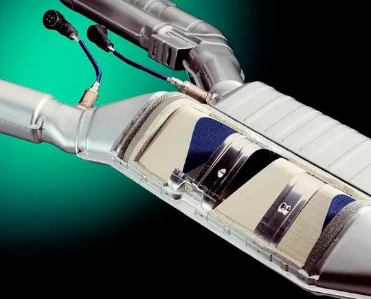 Blick auf ein Katalysatorsystem von BASF für einen Verbrennungsmotor. Doch wegen der Verkehrswende hin zu Elektrofahrzeugen werden Abgasreiniger obsolet. Der Konzern erwägt nun den Verkauf seiner milliardenschweren Katalysatorsparte, um neue Strategien zu verfolgen.(Bild:  Mercedes-Benz)