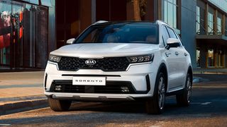 Der Kia Sorento hat sich in seiner Neuauflage optisch im Vergleich zum Vorgänger stark verändert. (Bild: Kia)