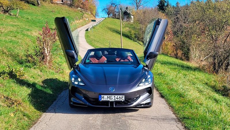 MG hat mit dem Cyberster einen Elektro-Roadster mit spektakulären Scherentüren im Programm.(Bild:  Wehner - VCG)