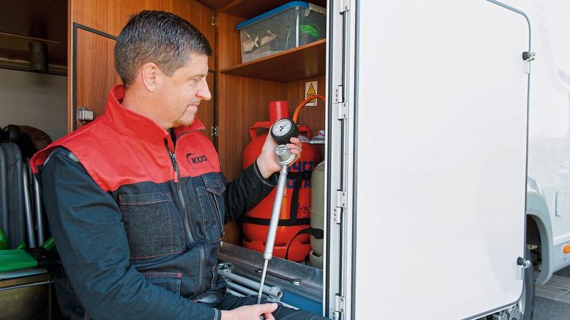 Über Jahrzehnte hinweg verlangten HU-Prüfer bei Wohnmobilen den Nachweis einer Gasprüfung  „G 607“ – oder führten diese selbst durch. Die rechtliche Grundlage, die dafür nicht immer eindeutig war, soll künftig in der StVZO verankert werden.(Bild:  KÜS)