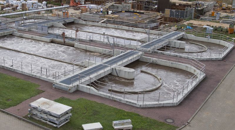 Im Belebungsbecken übernehmen Bakterien und Sauerstoff die biologische Abwasserreinigung. (Bild: Danfoss/Copyright: A thousand sins - Lutz Jaeckels)