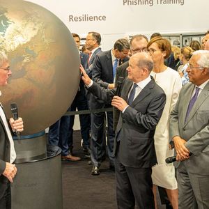 Neues aus der Forschung gab es beim Stand des KIT, wo sie von KIT-Präsident Holger Hanselka begrüßt wurden.(Bild:  © www.kit.edu)