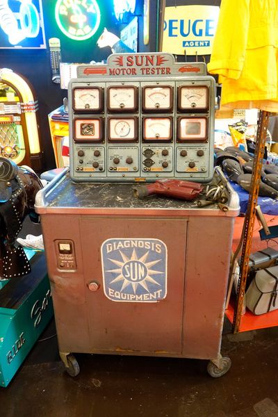 Künstler waren auch die Mechaniker, die seinerzeit einen solchen Diagnosetester bedienen konnten. (Bild: Dominsky – VCG)