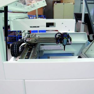 Mit 500 kg Gesamtgewicht ist die Pick-and-place-Anlage gleichzeitig robust und platzsparend.