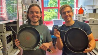 Christoph Fornacon-Wood (links) und Prof. Dr. Alex Plajer der Universität Bayreuth haben mit Forschenden aus Berlin eine neue Klasse von fluorierten Polymeren hergestellt, die sich im Vergleich zu ihren Äquivalenten ohne Fluor 20-mal schneller zersetzen. (Bild: Universität Bayreuth)