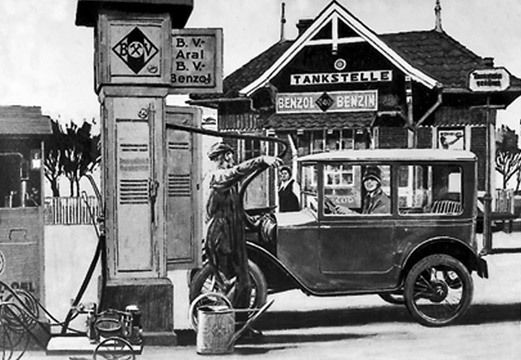 In den Anfangstagen der Motorisierung waren Tankstellen in Deutschland eher selten. (Archiv: Vogel Business Media)