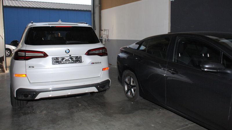 Eine französische Autovermietung verlor diesen BMW X5 M50d im Wert von rund 100.000 Euro an die Autoschieberbande. (Bild: Polizei Osnabrück)