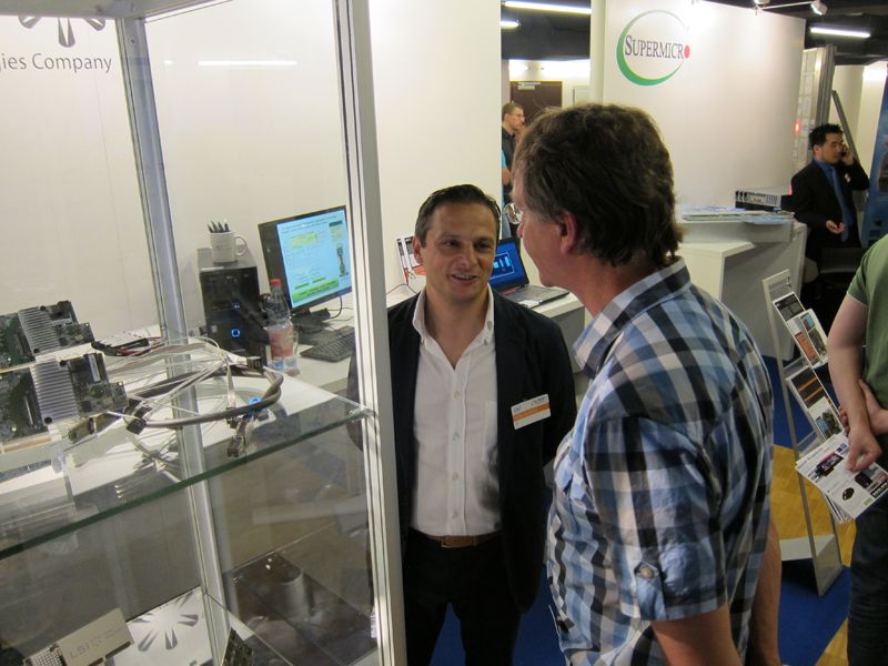 Pellegrino Spina, Avago, im Verkaufsgespräch    (Bild: IT-BUSINESS)