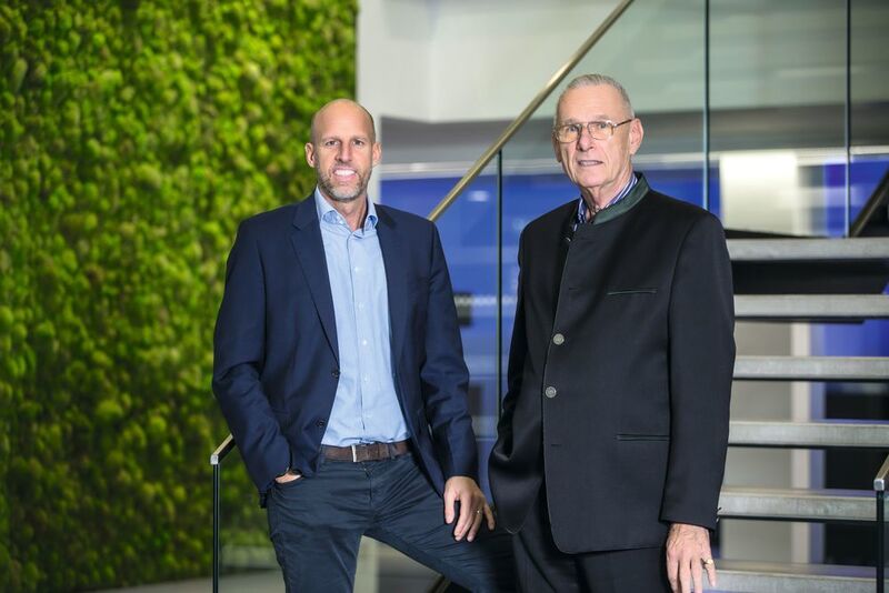 Mit RECOM Power auf Erfolgskurs: Die Firmenchefs Karsten Bier (links) und sein Vater Horst. (RECOM Power)
