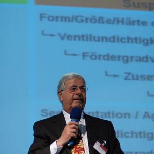 Dr.-Ing. Friedrich-Wilhelm Hennecke, ehemals Leiter des Pumpenzentrums der BASF, führt als erfahrener Praktiker durch das Seminar. 