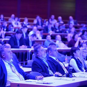 Interessiert verfolgten die Fachbesucher im Großen Saal des Graf Zeppelin Hauses in Friedrichshafen die Begrüßung durch MKS Vorstandsvorsitzendem Michael Kempf und die anschließendene Präsentation von MKS Goliath.NET.(MKS)