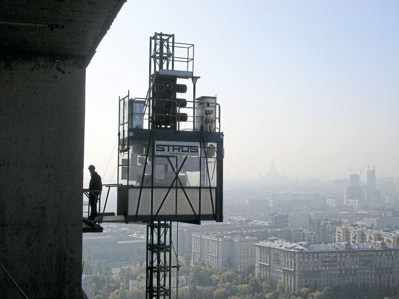 Bauaufzüge an Hochhäusern sind ein typisches Einsatzgebiet für die Frequenzumrichter der Nord-Serie SK 500E. (Nord Drivesystems)