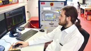 Adrian Stirn an seinem Arbeitsplatz (Würth Elektronik eiSos)