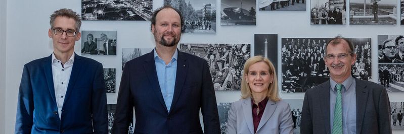 (v. l.) Finanzstaatsrat Dr. Hagen, Prof. Dr. Niehaves, Rektorin Prof. Dr. Günther, Dr. Bizer (Dataport) (v. l.) Finanzstaatsrat Dr. Hagen, Prof. Dr. Niehaves, Rektorin Prof. Dr. Günther, Dr. Bizer (Dataport)