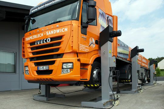 ... die neuen Lkw-Radgreifer-Anlagen ausgestellt. (Archiv: Vogel Business Media)