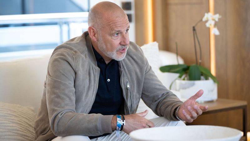 Jaguar-Chef Rawdon Glover zufolge wird die britische Traditionsmarke ihre Modelle in 25 Märkten auch künftig über den Automobilhandel verkaufen.(Bild:  Jaguar)