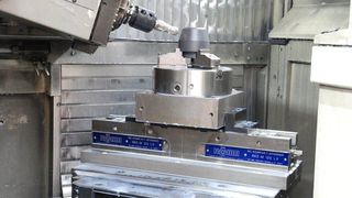 Großer Kopf bearbeitet kleines Teil. Fleischer schafft durch Eigenlösung mithilfe von Röhm-Schraubstöcken größtmögliche Freiheit. (Bild: Röhm, Applikation Fleischer)