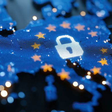 KMU ringen vor allem mit klassischen DSGVO-Pflichten. Aufsichtsbehörden unterstützen mit Vorlagen, Sprechstunden und Checklisten, während Vereinfachungen beraten werden. (Bild: © sam richter - stock.adobe.com)