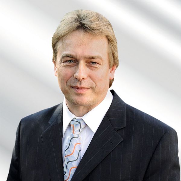 Hans-Jürgen Fockel, Geschäftsführer, Lanos: „Unternehmen geht es heute nicht mehr nur um Schnelligkeit und Kostenoptimierung.  Datenschutz und Vertraulichkeit beim Druck werden gerade bei zentralen Multifunktionsgeräten oder bei Besucherverkehr immer wichtiger. Die konzeptionelle Gestaltung, etwa mit RFID-Chips, die den Druckjob erst bei Anwesenheit starten, gewinnt an Bedeutung.“ (Lanos)