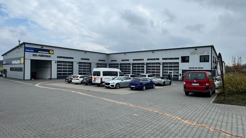 Seit 2021 ist das Werkstattgelände in Veitshöchheim die Heimat von Lindners Boxenstopp – inklusive eingemieter TÜV-Prüfstelle direkt auf dem Gelände. (Bild: Schreiner – VCG)